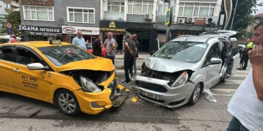 Samsun'da hafif ticari araç ile taksi çarpıştı, 2 yaralı