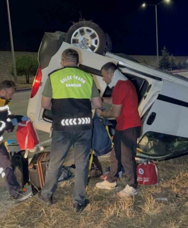 Samsun'da hafif ticari araç takla attı, 5 kişi yaralandı