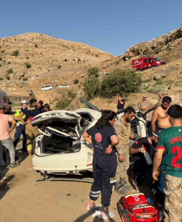ŞIRNAK'TA OTOMOBİL ŞARAMPOLE YUVARLANDI: 2 ÖLÜ, 2 YARALI