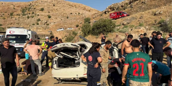 ŞIRNAK'TA OTOMOBİL ŞARAMPOLE YUVARLANDI: 2 ÖLÜ, 2 YARALI