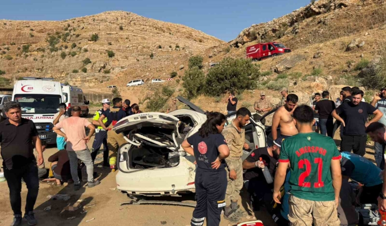 ŞIRNAK'TA OTOMOBİL ŞARAMPOLE YUVARLANDI: 2 ÖLÜ, 2 YARALI