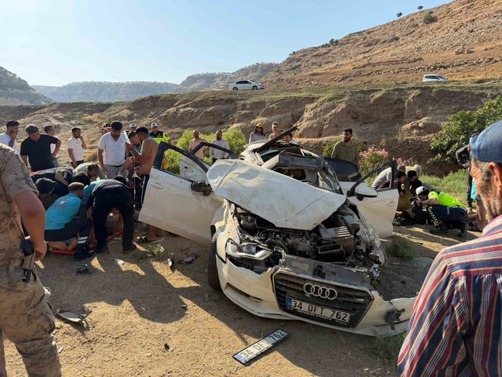 ŞIRNAK'TA OTOMOBİL ŞARAMPOLE YUVARLANDI: 2 ÖLÜ, 2 YARALI