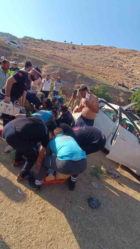 ŞIRNAK'TA OTOMOBİL ŞARAMPOLE YUVARLANDI: 2 ÖLÜ, 2 YARALI