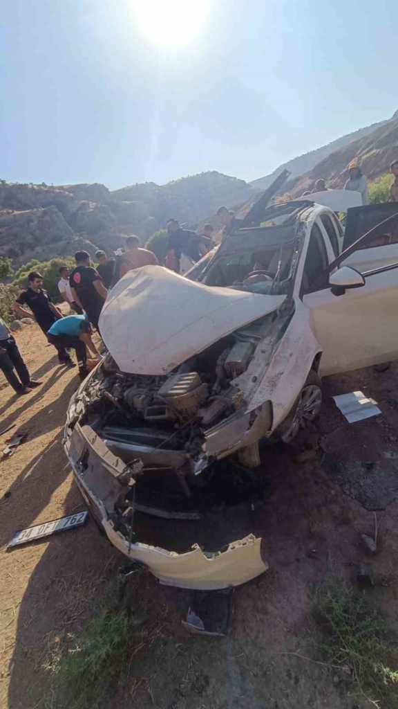 ŞIRNAK'TA OTOMOBİL ŞARAMPOLE YUVARLANDI: 2 ÖLÜ, 2 YARALI