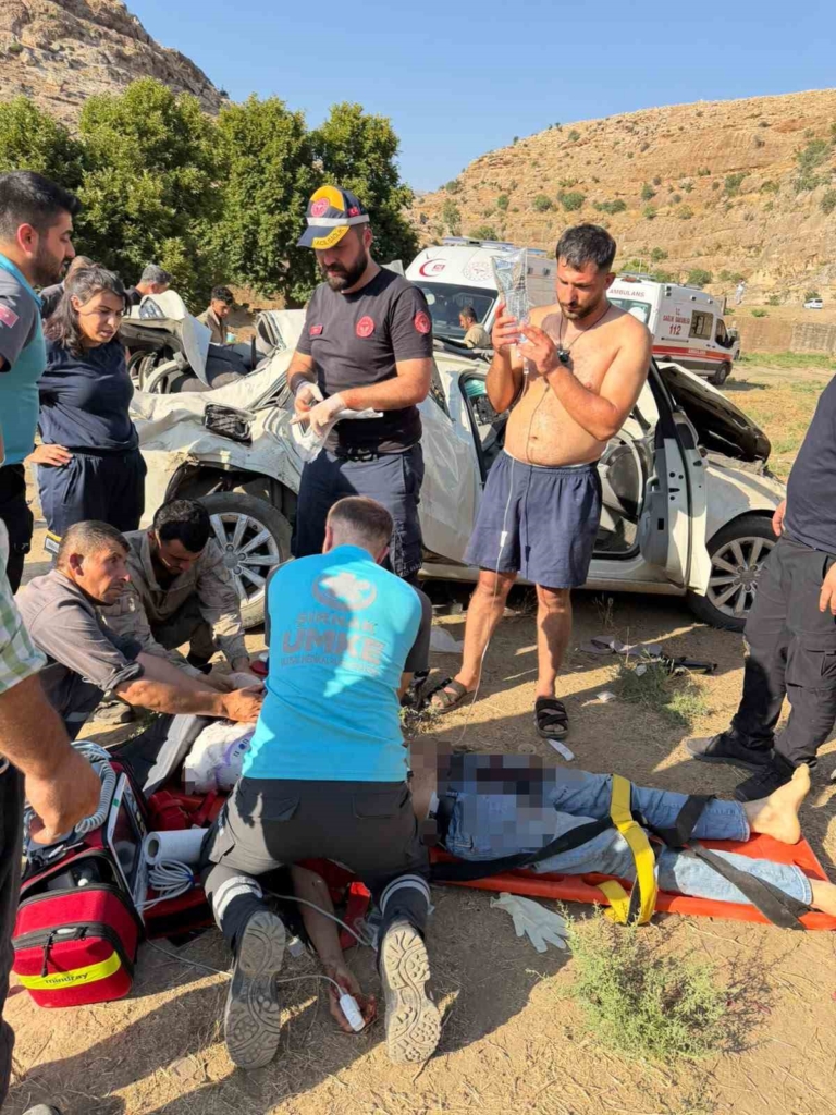 ŞIRNAK'TA OTOMOBİL ŞARAMPOLE YUVARLANDI: 2 ÖLÜ, 2 YARALI
