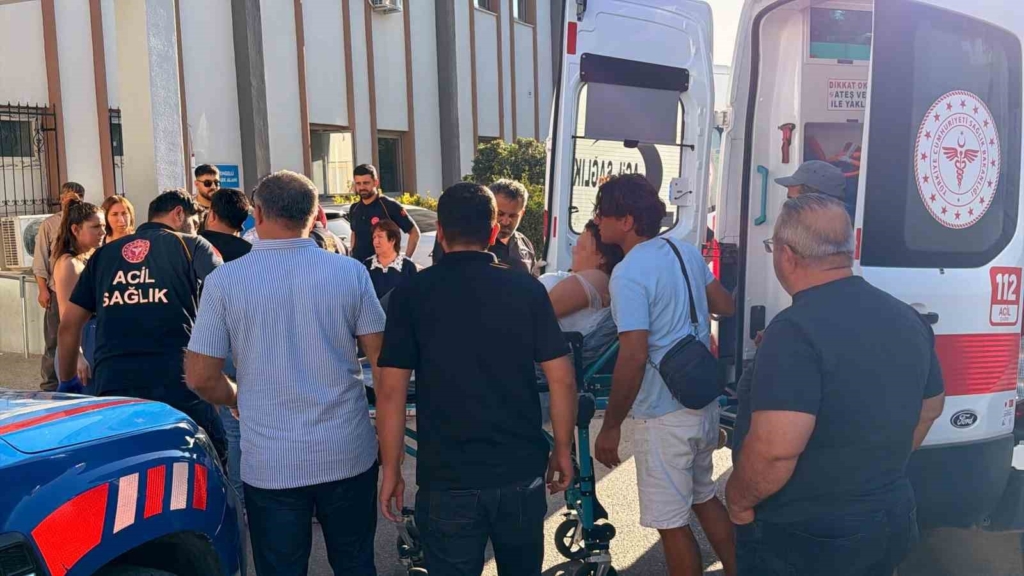 TUR MİNİBÜSÜ ŞARAMPOLE YUVARLANDI: 13 YARALI