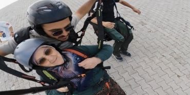 TÜRKAN TEYZENİN PARAŞÜT MACERASI GÜLDÜRDÜ: "İNŞALLAH TANSİYONUMU YÜKSELTMEZ"