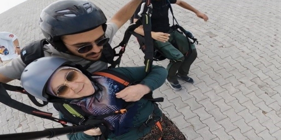 TÜRKAN TEYZENİN PARAŞÜT MACERASI GÜLDÜRDÜ: "İNŞALLAH TANSİYONUMU YÜKSELTMEZ"