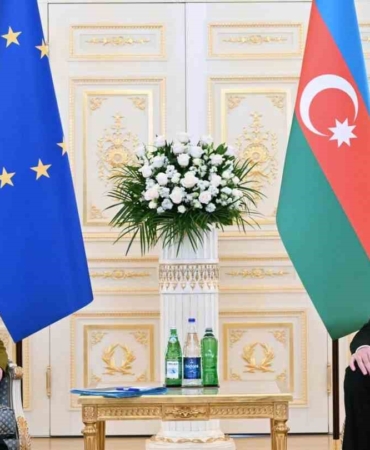ab-komisyonu-baskani-leyen-kafkasyadaki-baglanti-projelerini-desteklemek-amaciyla-200-milyon-euro-hibe-saglayacagiz-25Jbm1Yk.jpg