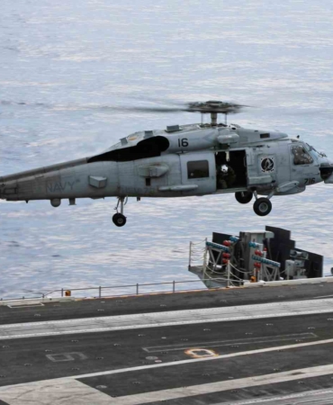 abd-ordusuna-ait-helikopter-umman-denizine-acil-inis-yapti-1-kisi-kayip-P5J9ETM1.jpg