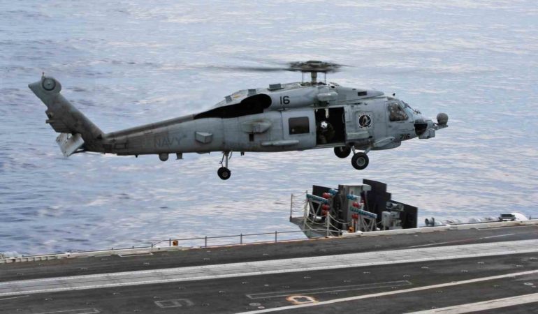 abd-ordusuna-ait-helikopter-umman-denizine-acil-inis-yapti-1-kisi-kayip-P5J9ETM1.jpg