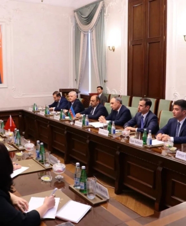 adalet-bakani-gurlek-azerbaycan-bassavcisi-aliyev-ile-bir-araya-geldi-3bp6CkRg.jpg