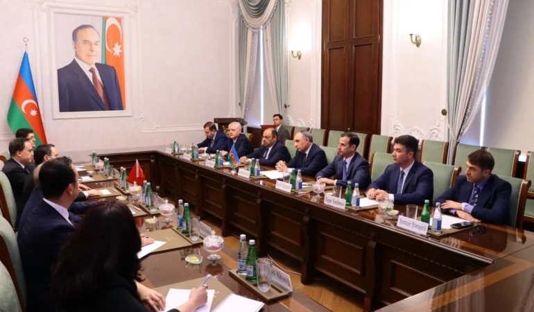 adalet-bakani-gurlek-azerbaycan-bassavcisi-aliyev-ile-bir-araya-geldi-3bp6CkRg.jpg