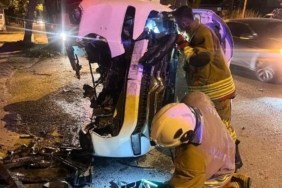 agaca-carparak-yan-yatan-otomobildeki-2-kisi-yaralandi-SVSPD2tp.jpg