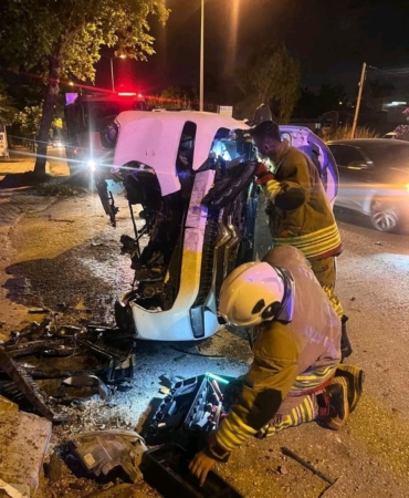 agaca-carparak-yan-yatan-otomobildeki-2-kisi-yaralandi-SVSPD2tp.jpg