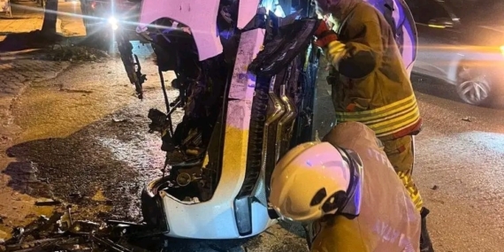 agaca-carparak-yan-yatan-otomobildeki-2-kisi-yaralandi-SVSPD2tp.jpg