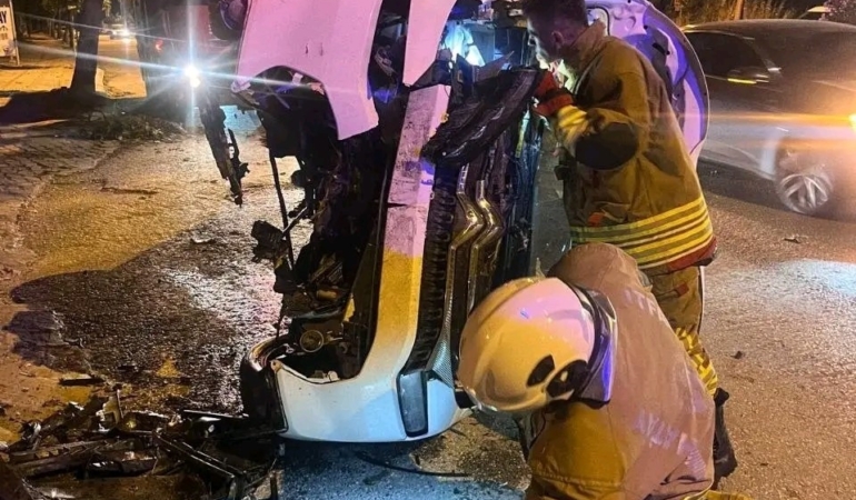 agaca-carparak-yan-yatan-otomobildeki-2-kisi-yaralandi-SVSPD2tp.jpg