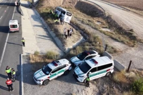 aksarayda-seyir-halindeki-otobus-devrildi-44-yarali-EZPaLUZw.jpg