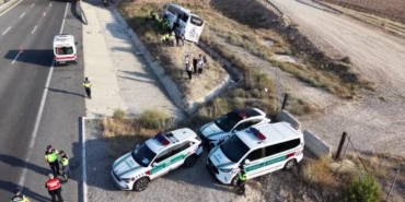 aksarayda-seyir-halindeki-otobus-devrildi-44-yarali-EZPaLUZw.jpg