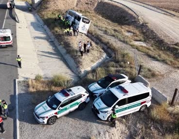 aksarayda-seyir-halindeki-otobus-devrildi-44-yarali-EZPaLUZw.jpg