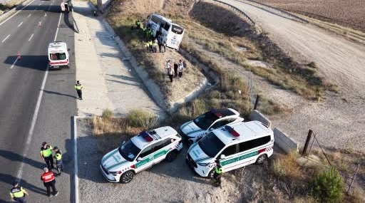 aksarayda-seyir-halindeki-otobus-devrildi-44-yarali-EZPaLUZw.jpg