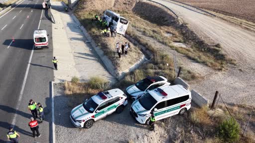 aksarayda-seyir-halindeki-otobus-devrildi-44-yarali-EZPaLUZw.jpg