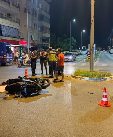 alanyada-hafif-ticari-aracla-carpisan-motosikletli-genc-yaralandi-fiFz6znb.jpg