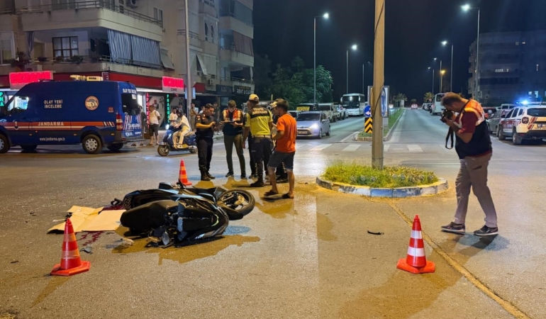 alanyada-hafif-ticari-aracla-carpisan-motosikletli-genc-yaralandi-fiFz6znb.jpg