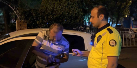 alkol-denetimini-gorunce-araci-park-etti-sigara-almaya-geldim-dedi-BnlWgvaT.jpg
