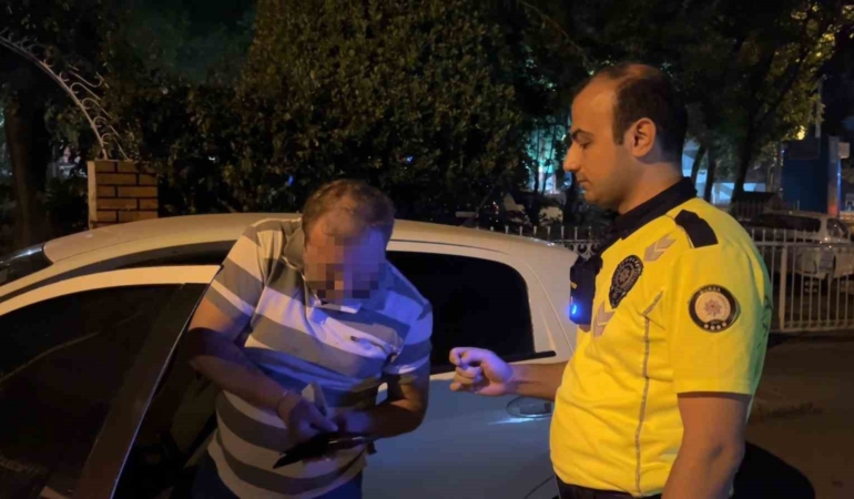 alkol-denetimini-gorunce-araci-park-etti-sigara-almaya-geldim-dedi-BnlWgvaT.jpg