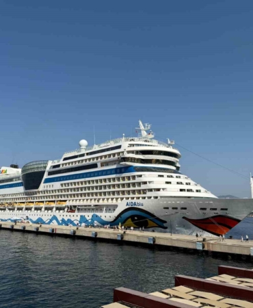 alman-turistleri-tasiyan-dev-kruvaziyer-bodruma-demirledi-fHcJFaVY.jpg