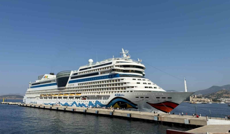alman-turistleri-tasiyan-dev-kruvaziyer-bodruma-demirledi-fHcJFaVY.jpg