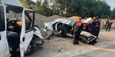 amasyada-otomobil-ile-minibus-carpisti-1-olu-3-yarali-R2PFgFID.jpg
