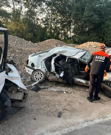 amasyada-otomobil-ile-minibus-carpisti-1-olu-3-yarali-R2PFgFID.jpg