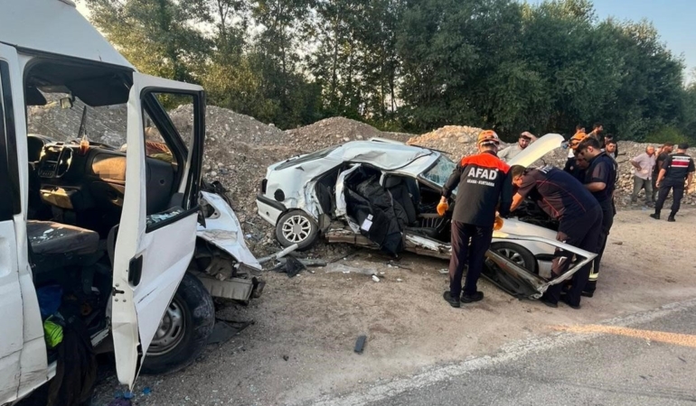 amasyada-otomobil-ile-minibus-carpisti-1-olu-3-yarali-R2PFgFID.jpg