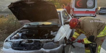 antakyada-otomobilin-motorundan-alevler-yukseldi-XHvFOqaZ.jpg