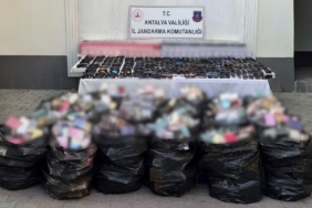 antalyada-5-milyon-liraya-yakin-kacak-gozluk-ve-parfum-operasyonu-C3lm6b94.jpg