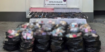 antalyada-5-milyon-liraya-yakin-kacak-gozluk-ve-parfum-operasyonu-C3lm6b94.jpg