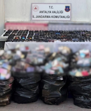 antalyada-5-milyon-liraya-yakin-kacak-gozluk-ve-parfum-operasyonu-C3lm6b94.jpg