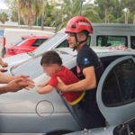 antalyada-otomobilde-kilitli-kalan-cocugu-itfaiye-kurtardi-YztVvj2L.jpg