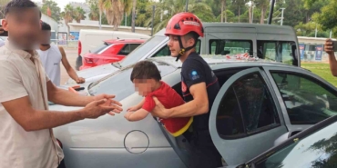 antalyada-otomobilde-kilitli-kalan-cocugu-itfaiye-kurtardi-YztVvj2L.jpg