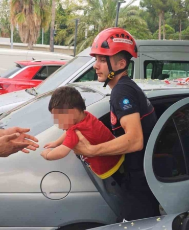 antalyada-otomobilde-kilitli-kalan-cocugu-itfaiye-kurtardi-YztVvj2L.jpg