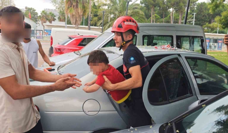 antalyada-otomobilde-kilitli-kalan-cocugu-itfaiye-kurtardi-YztVvj2L.jpg