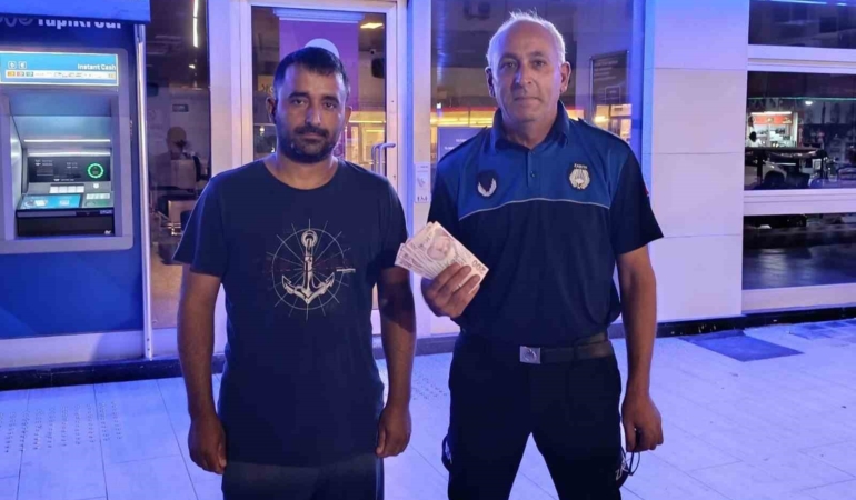 atmde-buldugu-parayi-zabitaya-teslim-etti-qB4FzVaw.jpg