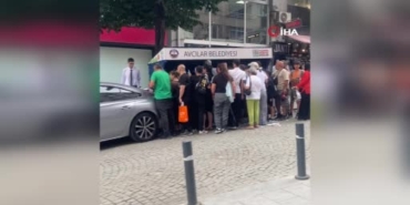 avcilarda-vatandaslar-cope-atilan-cep-telefonu-kiliflarini-almak-icin-siraya-girdi-eD8PGTvF.jpg