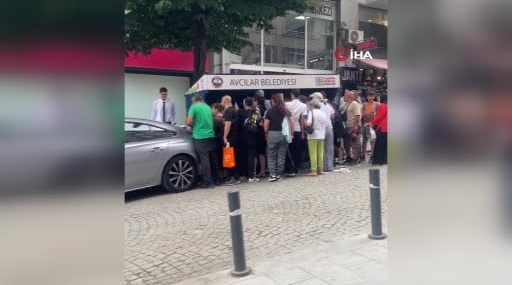 avcilarda-vatandaslar-cope-atilan-cep-telefonu-kiliflarini-almak-icin-siraya-girdi-eD8PGTvF.jpg