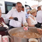 ayvalikta-binlerce-kisiye-asure-ikram-edildi-avTTYTwp.jpg