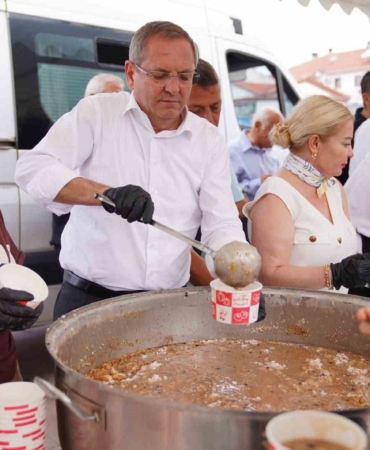 ayvalikta-binlerce-kisiye-asure-ikram-edildi-avTTYTwp.jpg