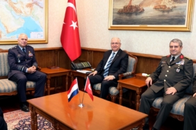 bakan-guler-hollanda-genelkurmay-baskani-orgeneral-eichelsheimi-kabul-etti-EvJJ5ZqU.jpg