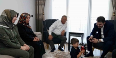 bakan-kurumdan-depremzede-yusuf-ve-dedesine-ziyaret-SVXvzac7.jpg